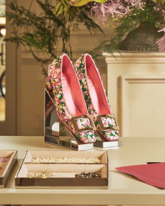Koleksi Belle Vivier 60 Spring-Summer 2026, yang diluncurkan bertepatan dengan pembukaan Maison Vivier, memperingati 60 tahun perjalanan Belle Vivier sepatu pump paling ikonis dari sang pendiri.