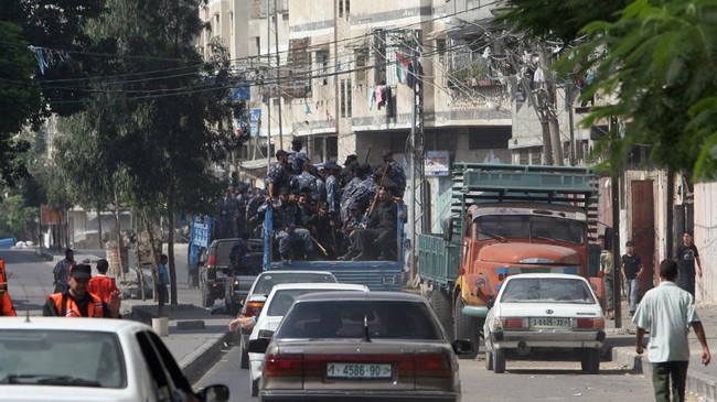 Kelompok milisi Hamas Palestina memerangi milisi lain di Jalur Gaza saat sedang gencatan senjata dengan Israel.
