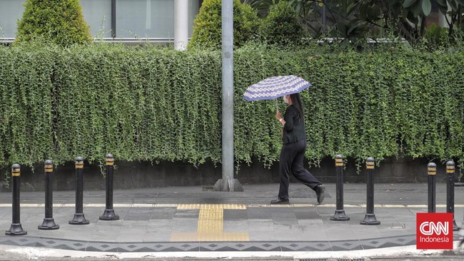 Cuaca panas 'memanggang' sejumlah wilayah Indonesia dalam beberapa hari terakhir, dengan suhu maksimal berkisar antara 35 hingga 36,6 derajat Celsius.