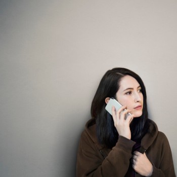 3 Alasan yang Membuat Gen Z dan Milenial Nggak Suka Angkat Panggilan Telepon