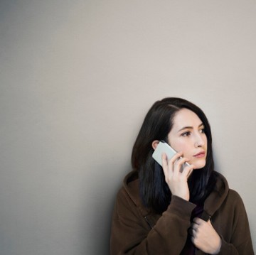 3 Alasan yang Membuat Gen Z dan Milenial Nggak Suka Angkat Panggilan Telepon