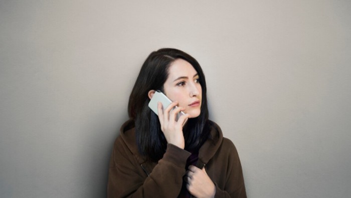 3 Alasan yang Membuat Gen Z dan Milenial Nggak Suka Angkat Panggilan Telepon