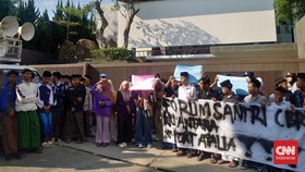Santri Geruduk Rumah Atalia Istri RK Imbas Komentar Bantuan Al Khoziny