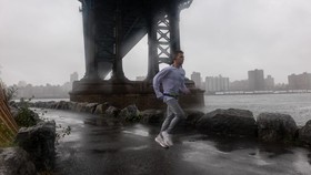 FOTO: Hujan Lebat dan Angin Kencang Porak-porandakan New York