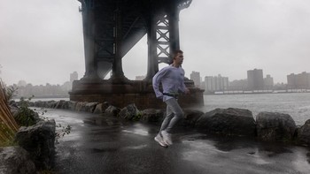 FOTO: Hujan Lebat dan Angin Kencang Porak-porandakan New York