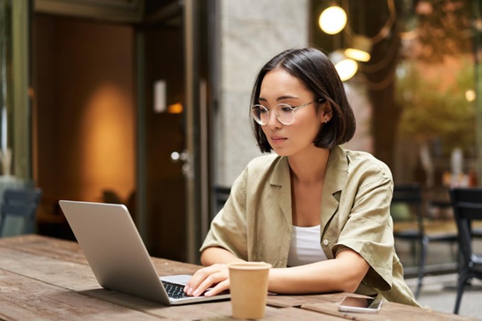 Sering kali kita tidak mengambil suatu keputusan hanya karena tidak percaya pada diri sendiri. Namun, perempuan yang tenang dan percaya diri adalah bisa memercayai pilihannya.