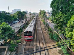 Bahaya Bermain di Rel Kereta Api, Ada Sanksi Bagi Pelakunya