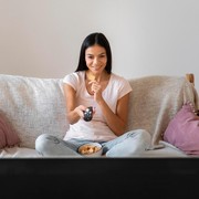 5 Ciri Kepribadian Orang yang Suka Menonton Tayangan Sama Berulang Kali