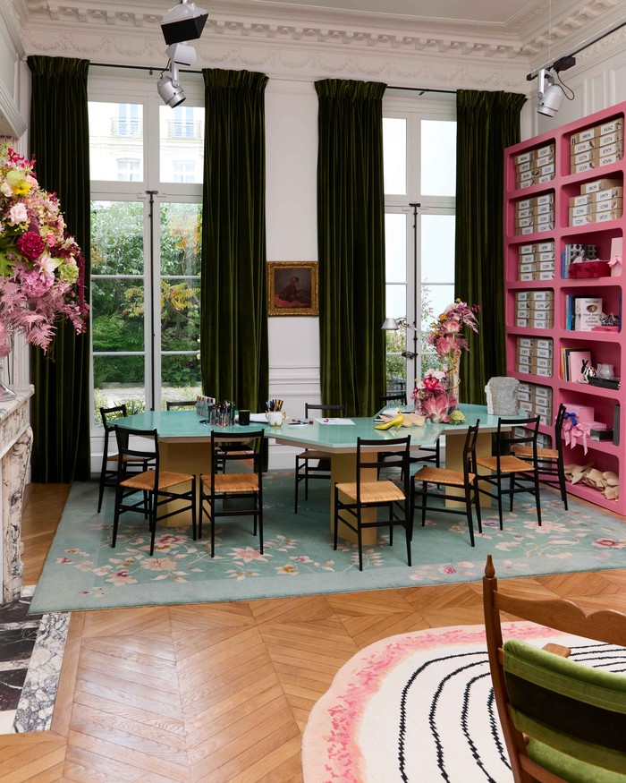 Tak kalah memukau, pengunjung bisa menikmati karya artistik di Kantor Direktur Kreatif Gherardo Felloni. Ada lukisan artisik berwarna, tekstur, dan sejarah, mencerminkan gaya eklektiknya sekaligus sensibilitas Paris yang khas.