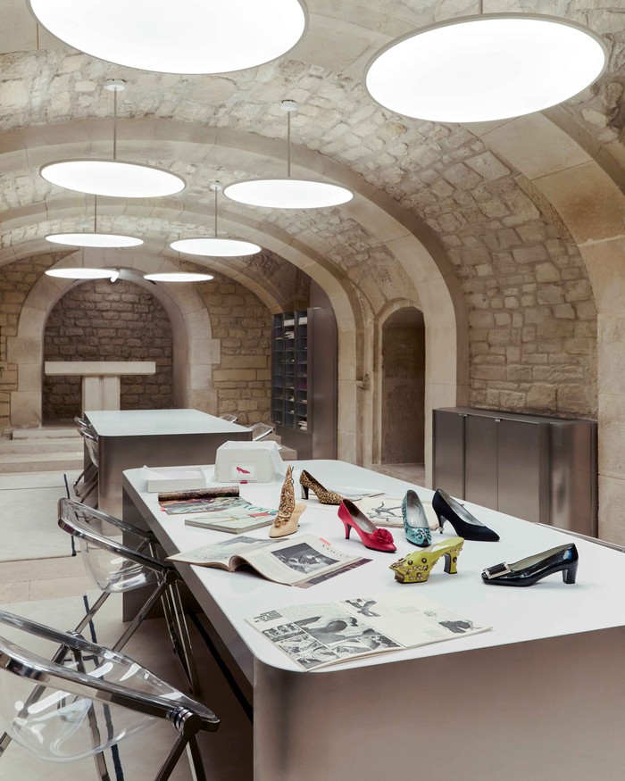 Pertama kalinya, Maison Vivier membuka pintu ruang arsipnya sebuah ruang pribadi tersembunyi yang kini dihadirkan bagi para tamu untuk menapaki jejak memori bangunan. Lebih dari 1.000 karya tersimpan di dalamnya, berdampingan dengan kolase, sketsa, majalah, dan foto yang bersama-sama merekam imajinasi tanpa henti Roger Vivier.