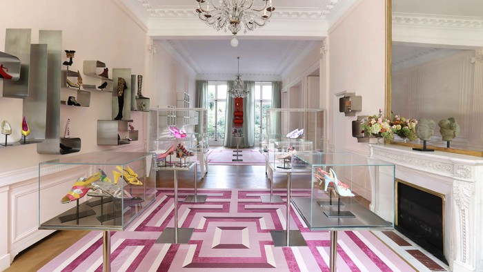 Ruang tamu yang elegan mengajak para pengunjung menelusuri warisan Maison melalui sebuah eksplorasi imersif. Dikurasi oleh Inès de La Fressange, Le Salon de l’Héritage menghadirkan narasi tentang kontribusi revolusioner Roger Vivier dalam dunia desain.