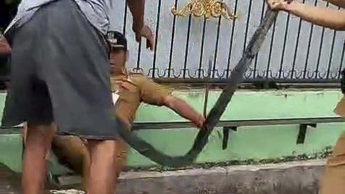 Lurah di Medan Didorong Warga Nyemplung Parit hingga Berlumur Comberan