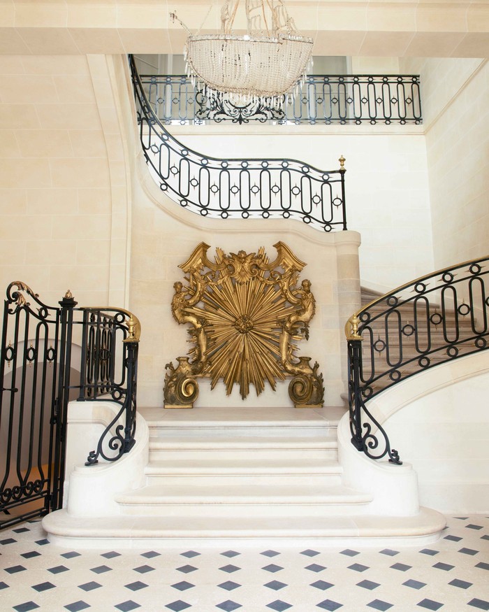 Para arsitek kerajaan Jacques Gilet de la Fontaine membangun hotel megah ini pada 1729. Berlokasi di 98 Rue de l’Université, residensi ini mencerminkan hampir tiga abad sejarah kota Paris.