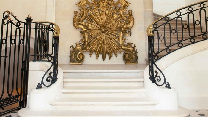 Para arsitek kerajaan Jacques Gilet de la Fontaine membangun hotel megah ini pada 1729. Berlokasi di 98 Rue de l’Université, residensi ini mencerminkan hampir tiga abad sejarah kota Paris.