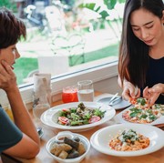 6 Manfaat Rutin Jalan Kaki Santai Setelah Makan, Menurut Para Ahli Kesehatan