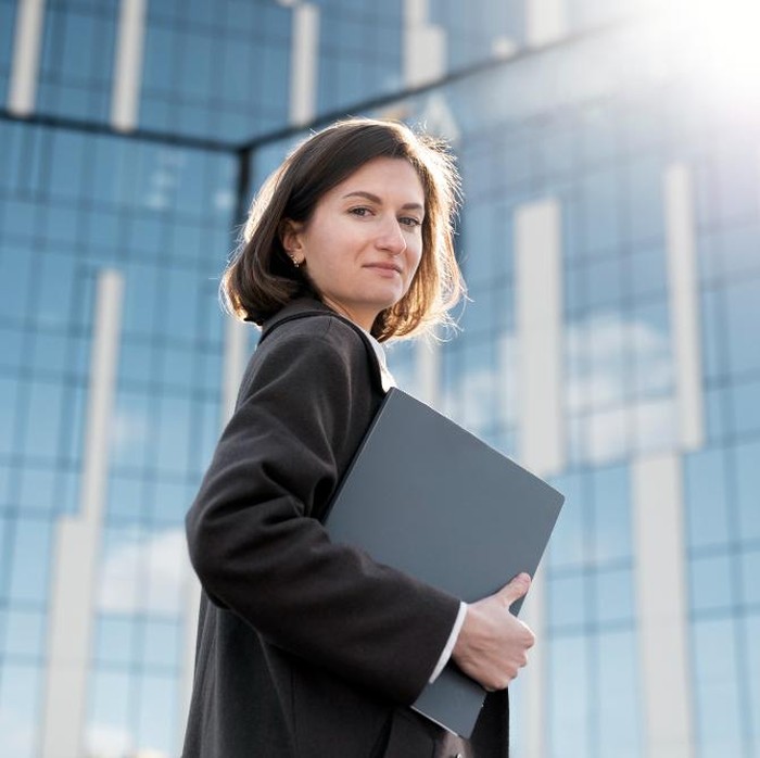 Seseorang yang mampu menginspirasi tidak hanya memotivasi dengan kata-kata, tetapi juga dengan tindakan yang konsisten dan penuh keteladanan. Ia membuat orang lain ingin berkembang, bukan karena paksaan, melainkan karena merasa tergerak oleh semangat dan visi yang ia tunjukkan.