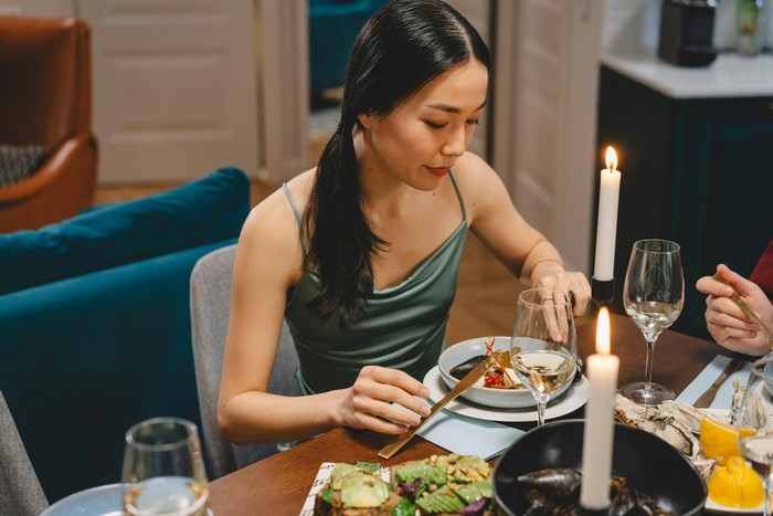 Melihat Kecerdasan Seseorang dari Cara Makan, Ini 5 Hal yang Mereka Lakukan!