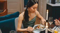 Melihat Kecerdasan Seseorang dari Cara Makan, Ini 5 Hal yang Mereka Lakukan!