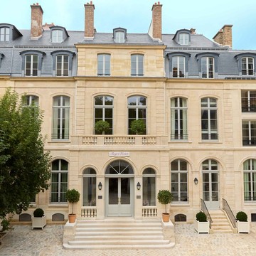 Merayakan Kemewahan Warisan dan Kreativitas Roger Vivier di Residensi Megah Maison Vivier