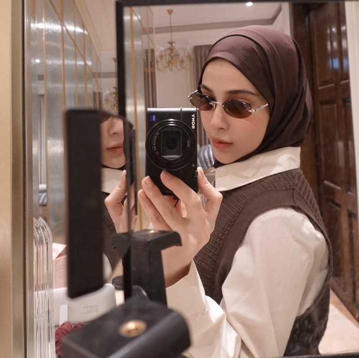 <p>Setelah melahirkan, Miskah juga tetap menjaga penampilannya dengan mengenakan pakaian yang modis dan <em>stylish</em>. Perempuan 23 tahun ini tetap padu padan pakaian <em>casual</em> dengan jilbab model kekinian dalam kesehariannya. Dalam satu potret yang dibagikan, Miskah memamerkan gaya busananya yang serba cokelat dan padu padan dengan aksesoris kacamata <em>vintage</em>. (Foto: Instagram @miskashf)</p>