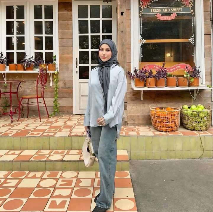 <p>Miskah terlihat sudah kembali langsing usai melahirkan anak pertamanya yang diberi nama Aisha. Tak hanya itu, parasnya yang makin cantik semenjak menjadi Bunda juga banyak mendapat pujian dari netizen. Miskah sendiri saat ini diketahui tengah fokus menyusui anak semata wayangnya Aisha. (Foto: Instagram @miskashf)</p>