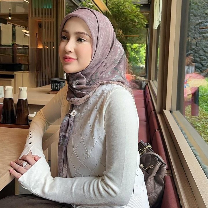 <p>Di tengah kesibukannya mengurus anak, Miskah juga diketahui masih menyempatkan diri untuk bekerja. Selain aktif membuat konten di media sosial, Bunda satu anak ini juga menjadi model iklan untuk produk kecantikan hingga jilbab, Bunda. (Foto: Instagram @miskashf)</p>