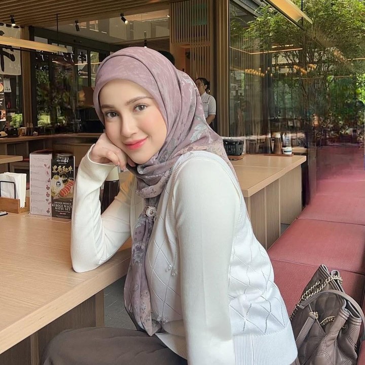<p>Penampilan Miskah yang makin cantik usai tiga bulan melahirkan dibagikannya di Instagram. Kolom komentar unggahan ini dipenuhi oleh pujian dari netizen. "Emg bole abis lahiran udh secantik ini? Masya Allah," tulis akun @ge***. "masyaallah cantik bgt kaka nya aisha," ujar @se***. "Canciiiikkkkk amaaayy Mama Aisha," ungkap akun @ha***. (Foto: Instagram @miskashf)</p>