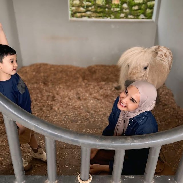 <p>Menilik dari salah satu unggahan di Instagram <em>@zaskiasungkar15</em>, ini ternyata bukan kali pertama Ukkasya main bareng kuda, Bunda. Bahkan, dalam beberapa kesempatan, Zaskia kerap mengajak anak pertamanya itu ikut menemaninya berkuda.&nbsp;(Foto: Instagram @zaskiasungkar15)</p>
