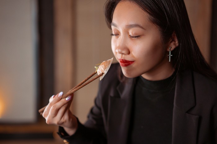 Orang cerdas nyaman makan sendirian. Mereka juga menggunakan waktu ini untuk refleksi diri.