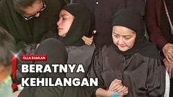 Kondisi Drop, Olla Ramlan Pingsan saat Sang Ibunda Dimakamkan