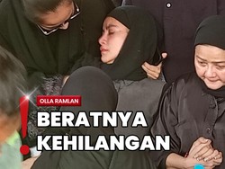 Kondisi Drop, Olla Ramlan Pingsan saat Sang Ibunda Dimakamkan