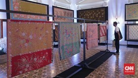 Pameran dalam rangka perayaan Hari Batik Nasional (CNN Indonesia/Safir Makki)