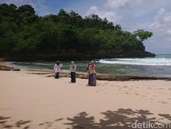 Eksotik Pantai Jung Pakis, Wisata Tersembunyi di Tulungagung