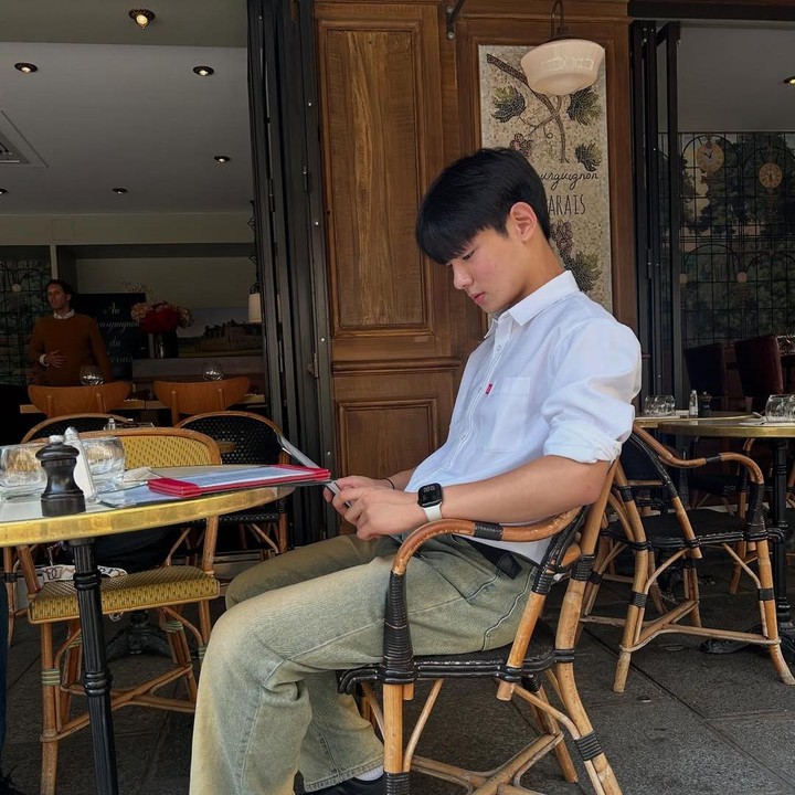 <p>Kini, Park Geon Roung memiliki wajah tampan yang berhasil memikat hati para perempuan. Hal tersebut diketahui langsung melalui beberapa <em>postingan</em> sang artis di akun Instagram pribadinya.&nbsp;(Foto: Instagram@geonroung)</p>