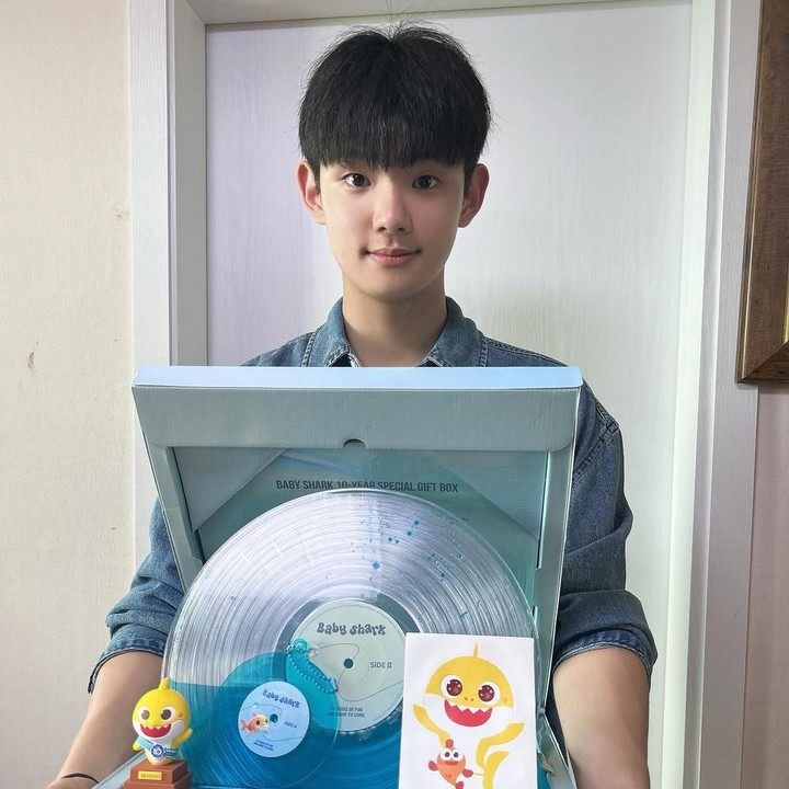 <p>Bunda masih ingat dengan anak laki-laki yang tampil di video <em>Baby Shark</em>? Ia adalah Park Geon Roung. Namun, kini sang model telah beranjak remaja dengan visual yang mencuri perhatian. (Foto: Instagram@geonroung)</p>