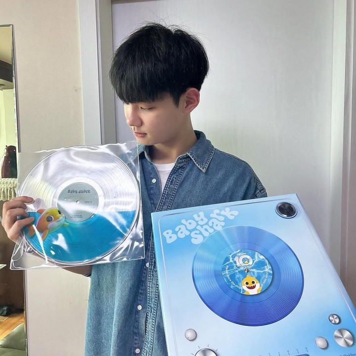 <p><em>Baby Shark</em> adalah lagu anak-anak populer yang diproduksi oleh Pinkfong pada 2016. Dalam video itu, Park Geon Roung terlihat masih imut dan menggemaskan. Ia tampil bersama Elaine Kim Johnston.&nbsp;(Foto: Instagram@geonroung)</p>