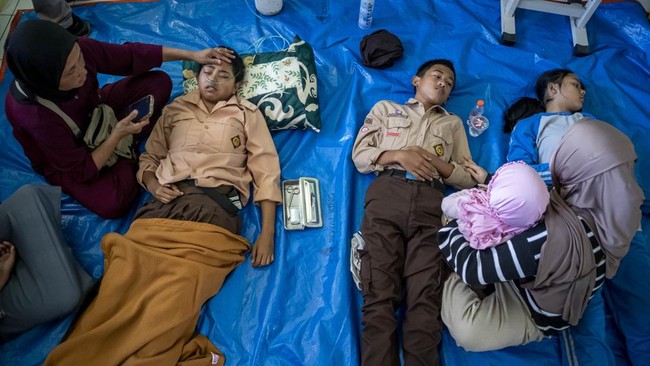 Puluhan siswa SMPN 1 Cisarua diduga keracunan usai menyantap menu MBG. Seorang siswa menyebut, menu ayam yang disajikan bau anyir bangkai.