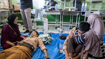 FOTO: Ratusan Siswa SMPN 1 Cisarua Diduga Keracunan MBG