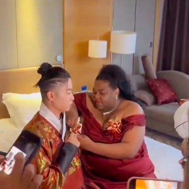 Ekspresi Orang Tua Disorot, 7 Foto Pernikahan Wanita Afrika & Pria China yang Viral