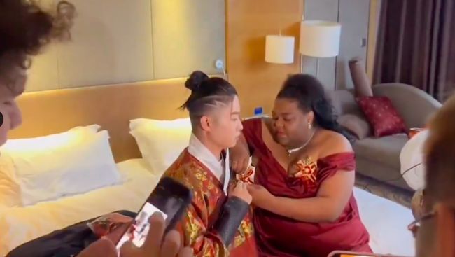 Ekspresi Orang Tua Disorot, 7 Foto Pernikahan Wanita Afrika dan Pria China yang Viral