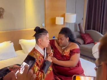 img-title Ekspresi Orang Tua Disorot, 7 Foto Pernikahan Wanita Afrika & Pria China yang Viral