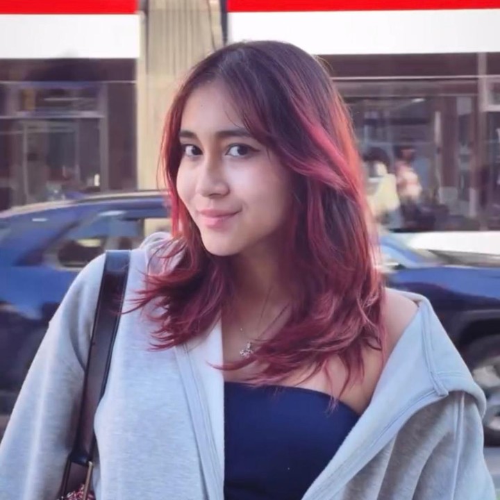 <p>Kini Brinette tumbuh menjadi gadis cantik dengan senyuman manis mewarisi pesona dari kedua orang tuanya. Ia bercerita, bahwa dirinya ingin mengikuti jejak sang Bunda menjadi model. Bahkan, ia kini juga sedang mengikuti ajang Gadis Sampul, lho Bunda. "Aku tuh sebenarnya dari dulu pengen, karena melihat mamaku dulu, jadi aku sekarang mulai aja dari sendiri, terus aku minta bantuan dari ibu aku untuk bantuin," kata Brinette dalam acara <em>Rumpi No Secret</em>, dikutip dari Youtube <em>TRANS TV Official</em>. (Foto: Instagram @brinettelefrandt)</p>