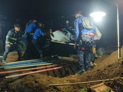 Damkar Bantu Makamkan Jenazah Seberat 200 Kg di Kuningan