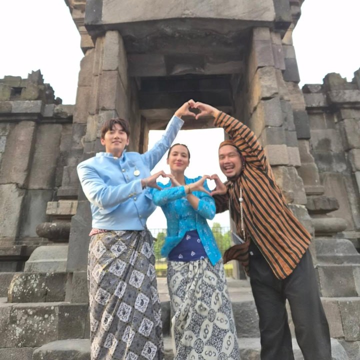 <p>Mereka pun tak ingin melewatkan kesempatan dengan mengabadikan foto bersama sambil berpose membuat <em>love.</em> Tentu saja <em>postingan</em> ini membuat heboh para fans yang akhirnya membanjiri kolom komentar. &ldquo;Aaaaakk iri bgtt!! Mas jawaku,&rdquo; tulis akun <em>@febriant****.</em> &ldquo;arghhh bang ichang ke prambanan,&rdquo; tulis akun <em>@rissa.gio****.&nbsp;</em>(Foto: Instagram@pevpearce)</p>