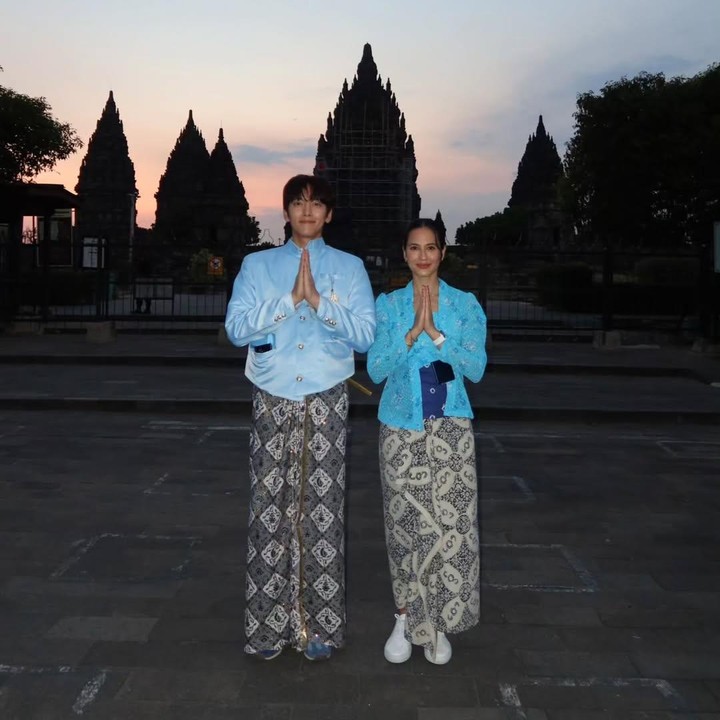 <p>Dalam unggahan tersebut, Pevita dan sang aktor tampil menawan mengenakan busana adat Jawa yang serasi berwarna biru. Pevita tampil mengenakan kebaya kutu baru modern, sedangkan Ji Chang Wook pakai beskap lengkap dengan kain batiknya.&nbsp;(Foto: Instagram@pevpearce)</p>