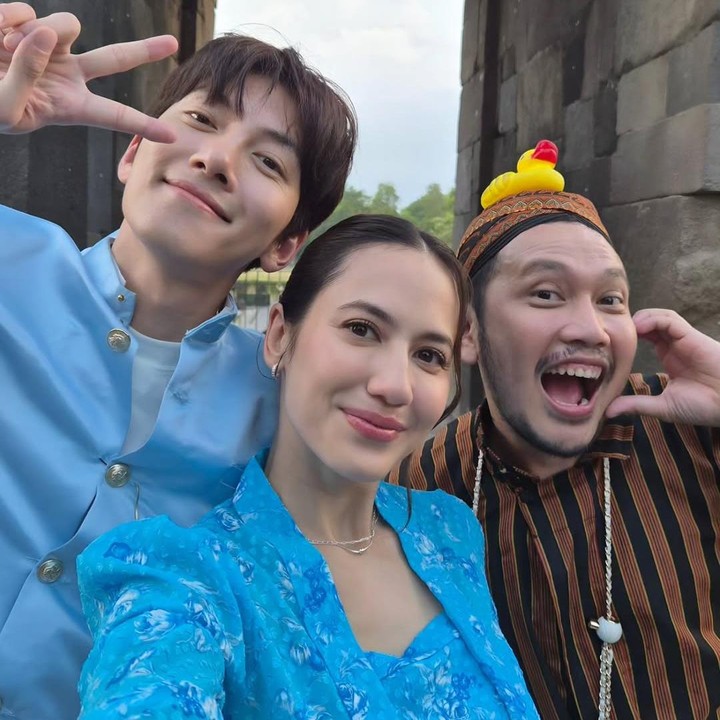<p>Tak hanya berdua, kunjungan Pevita dan Ji Chang Wook juga ditemani oleh salah satu selebrgam, Agung Karmalogy yang identik dengan boneka bebek kuning di kepalanya.&nbsp;(Foto: Instagram@pevpearce)</p>
