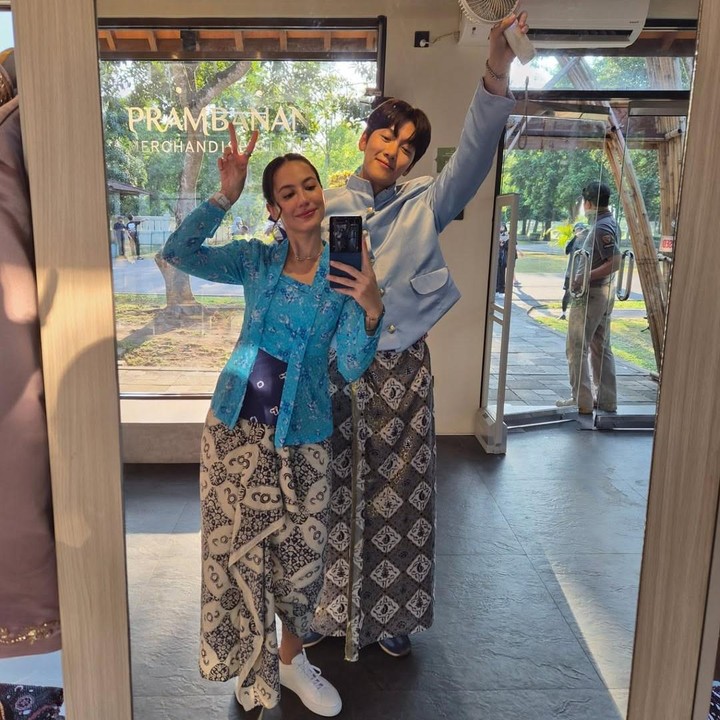 <p>Momen itu dibagikan langsung oleh Pevita lewat beberapa foto yang diunggah di akun Instagram pribadinya. &ldquo;Masa &amp; Mbakayu,&rdquo; tulis Pevita, dikutip dari laman Instagram <em>@pevpearce,</em> Selasa (14/10/2025).&nbsp;(Foto: Instagram@pevpearce)</p>