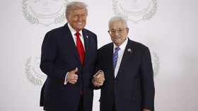 Trump Bertemu & Genggam Erat Tangan Abbas, Perdana dalam 8 Tahun