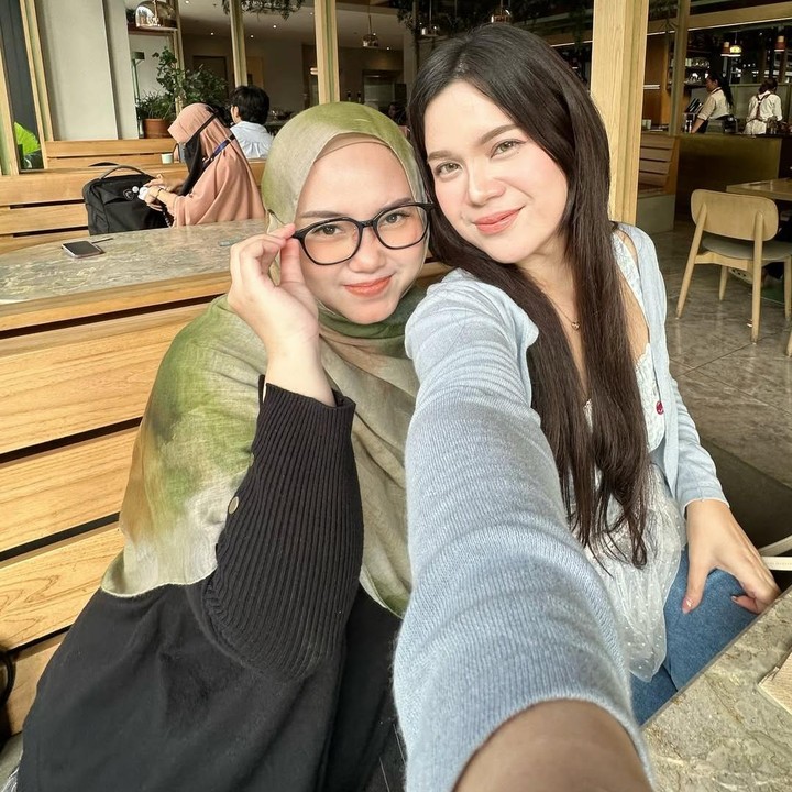 <p>Sinta juga tengah fokus merintis bisnis <em>clothing brand</em> milik sendiri yang berawal dari hobi membuat baju dan menjahit. Sinta berharap bisnisnya ini bisa berjalan lancar. "Semoga <em>besta-besta</em> bisa mengapresi karya-karya aku ya," kata Sinta dalam wawancara bersama <em>HaiBunda</em>. Perlu diketahui, pakaian yang dikenakan Sinta dan Jojo saat manggung di Synchronize Fest merupakan desain dari Sinta, Bunda. Keren kan? (Foto: Instagram @sisisinta)</p>