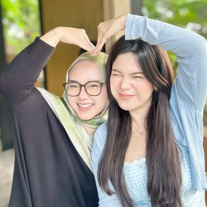 <p>Sebelum reuni di panggung Synchronize Fest, kehidupan Sinta dan Jojo sempat disorot. Lama tak terdengar, Jojo diketahui fokus menjalani peran sebagai istri dan Bunda, sembari sibuk menggeluti bisnis <em>online</em> di bidang kuliner. "Aku ingin saja coba-coba iseng. Waktu itu aku upload makanan ke Instagram, ternyata banyak yang nanya cara bikinnya kayak gimana. Waktu itu aku bikin ayam kremesan. Ada juga yang nanya dijual enggak. Lalu aku pikir, kenapa enggak dijual saja ya?", kata perempuan berhijab ini kepada <em>HaiBunda,</em> beberapa waktu lalu. (Foto: Instagram @sisisinta)</p>